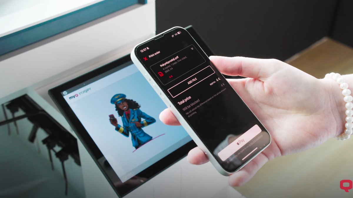 Placení tiskové úlohy přes Apple Pay v telefonu s aplikací MyQ Roger, na pozadí tiskárna s displejem MyQ Roger